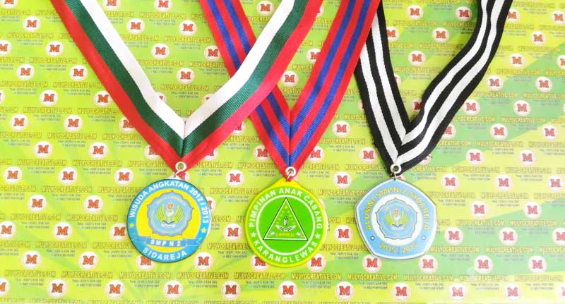 Contoh medali dengan harga murah. "Wisuda SMP N 2 Sidareja, Alumni SMPN 2, PAC Karanglewas"